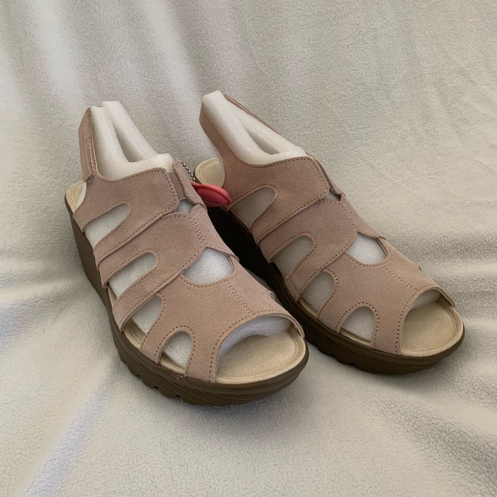 NWT Sketchers Suede Peep-toe wedges- Stylin Size 9
